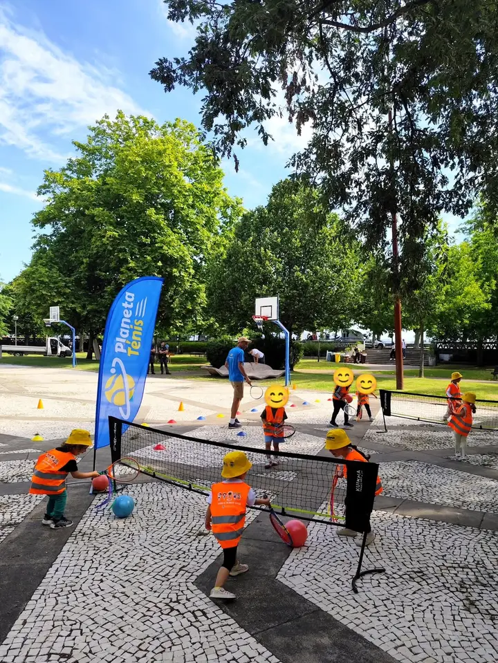 Crianças a experimentar ténis numa atividade do Planeta Ténis 2