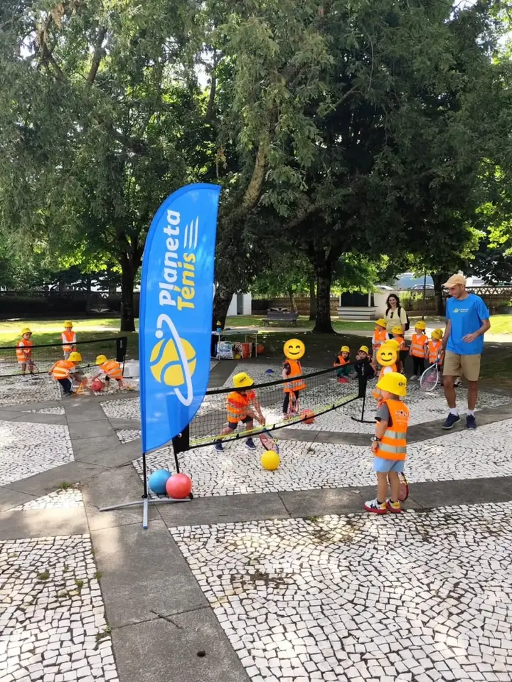 Crianças a experimentar ténis numa atividade do Planeta Ténis 6