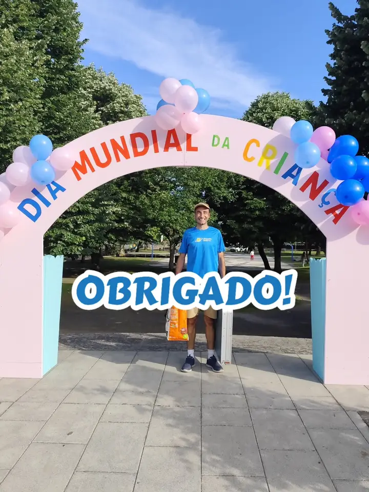 Crianças a experimentar ténis numa atividade do Planeta Ténis 13